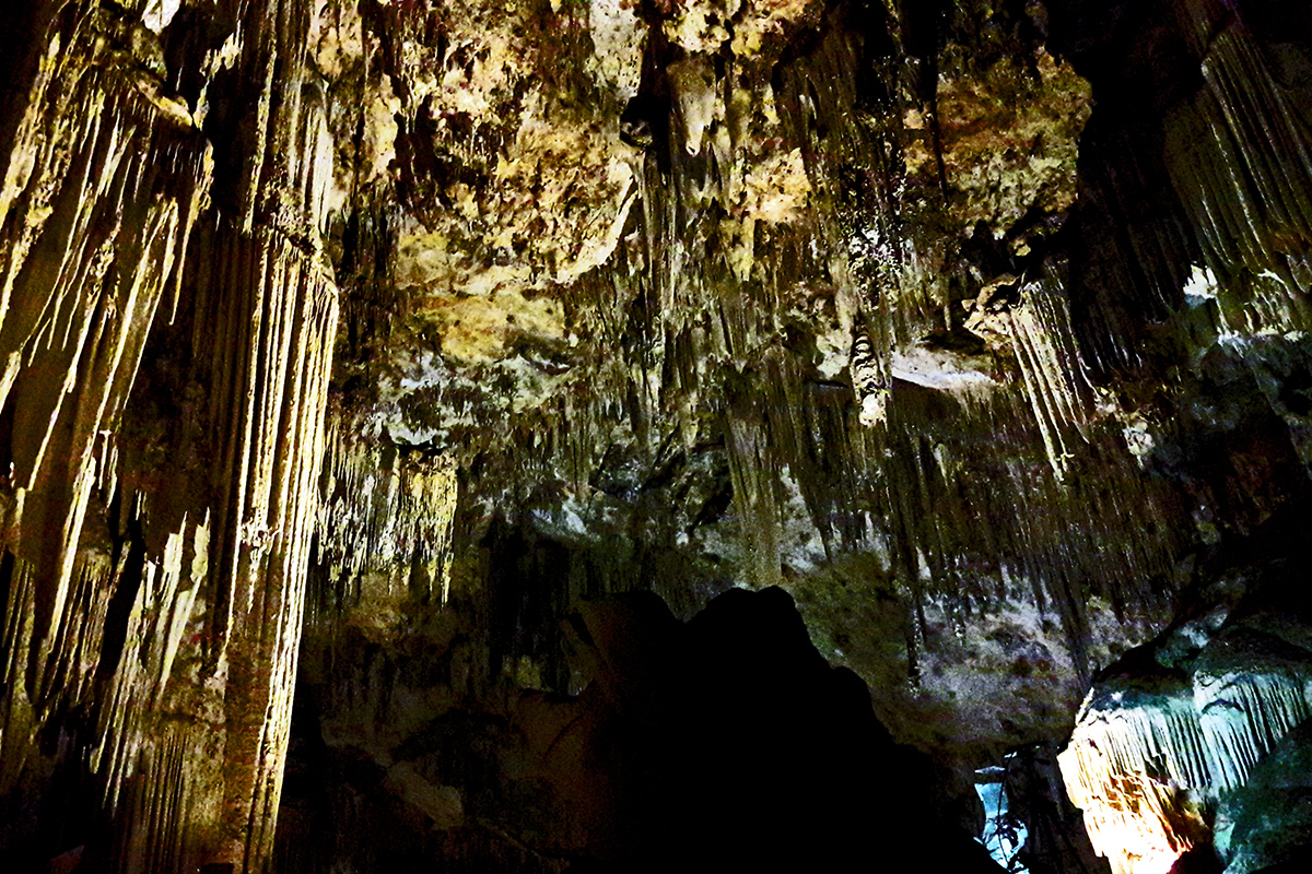Estalactitas estalagmitas interior cueva Nerja Málaga Andalucía