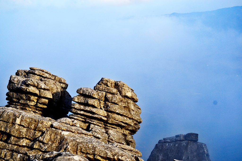 Descubre cómo romper la tensa calma en el atardecer maravilloso de El Torcal de Antequera Formaciones rocosas cabezas Paraje Natural Torcal Antequera