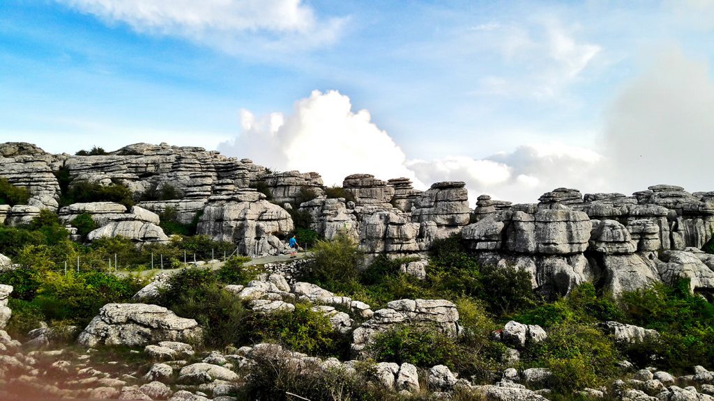 Persona vistas Paraje Natura El Torcal