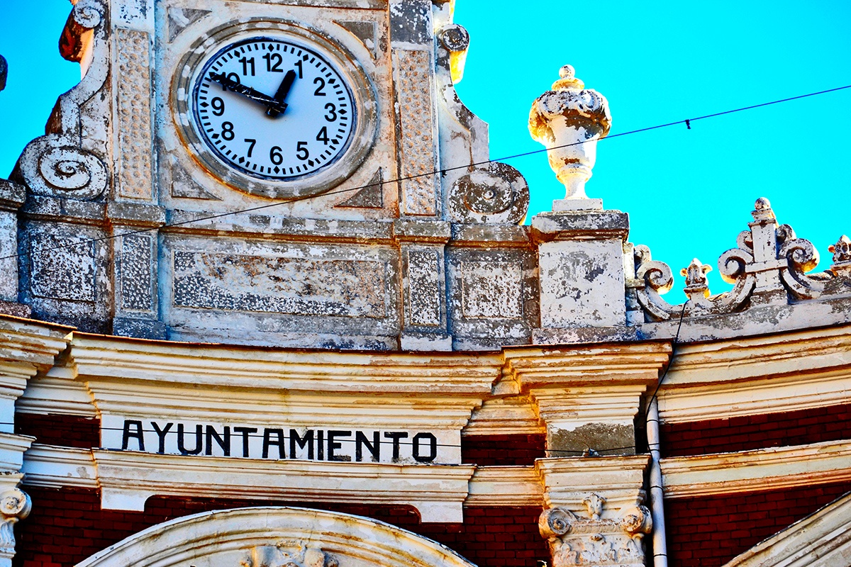 Reloj ruinas ayuntamiento Manzanares