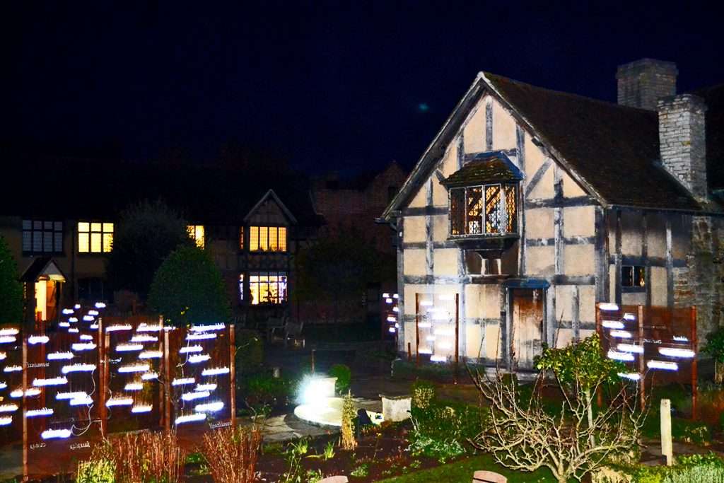 Jardín noche luces Casa Natal Shakespeare